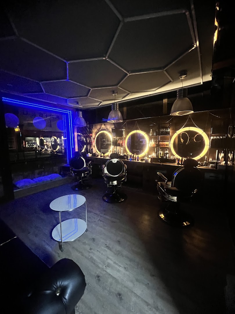 Innenraum von TARA Barber Shop Nürnberg mit blauem Neonlicht